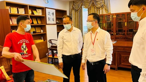 惠安縣委常委、組織部部長(zhǎng)洪亞清蒞臨百裕集團(tuán)研發(fā)中心調(diào)研指導(dǎo)工作
